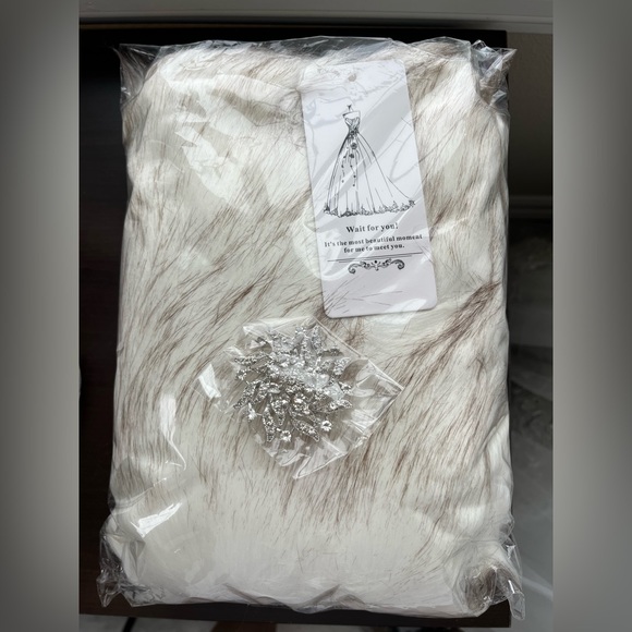 Women’s Faux Fur Wrap - Picture 2 of 5